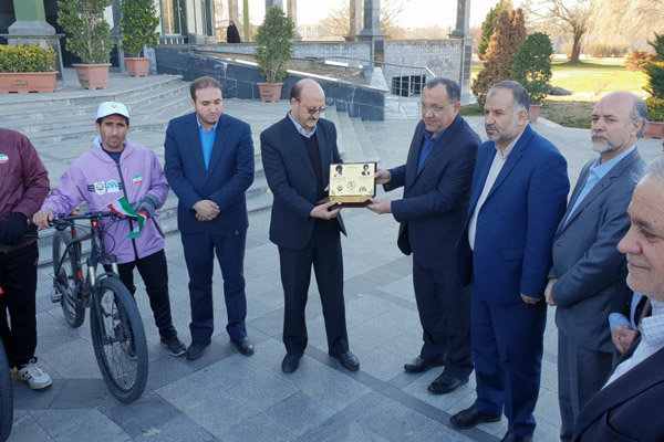 دوچرخه سواران قزوینی پیام چهل‌سالگی انقلاب را به استاندار تقدیم کردند