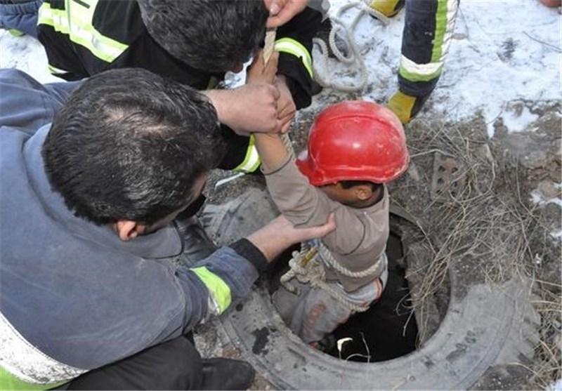 نجات کارگر جوان از عمق چاه در قزوین