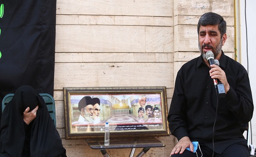 روضه‌خوانی مداح مشهور قمی در جوار منزل شهیدان