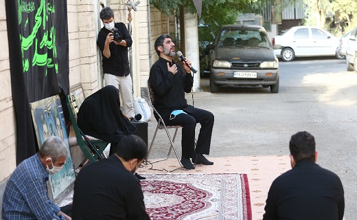 روضه‌خوانی مداح مشهور قمی در جوار منزل شهیدان