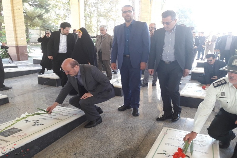 استاندار قزوین به شهدای آبیک ادای احترام کرد