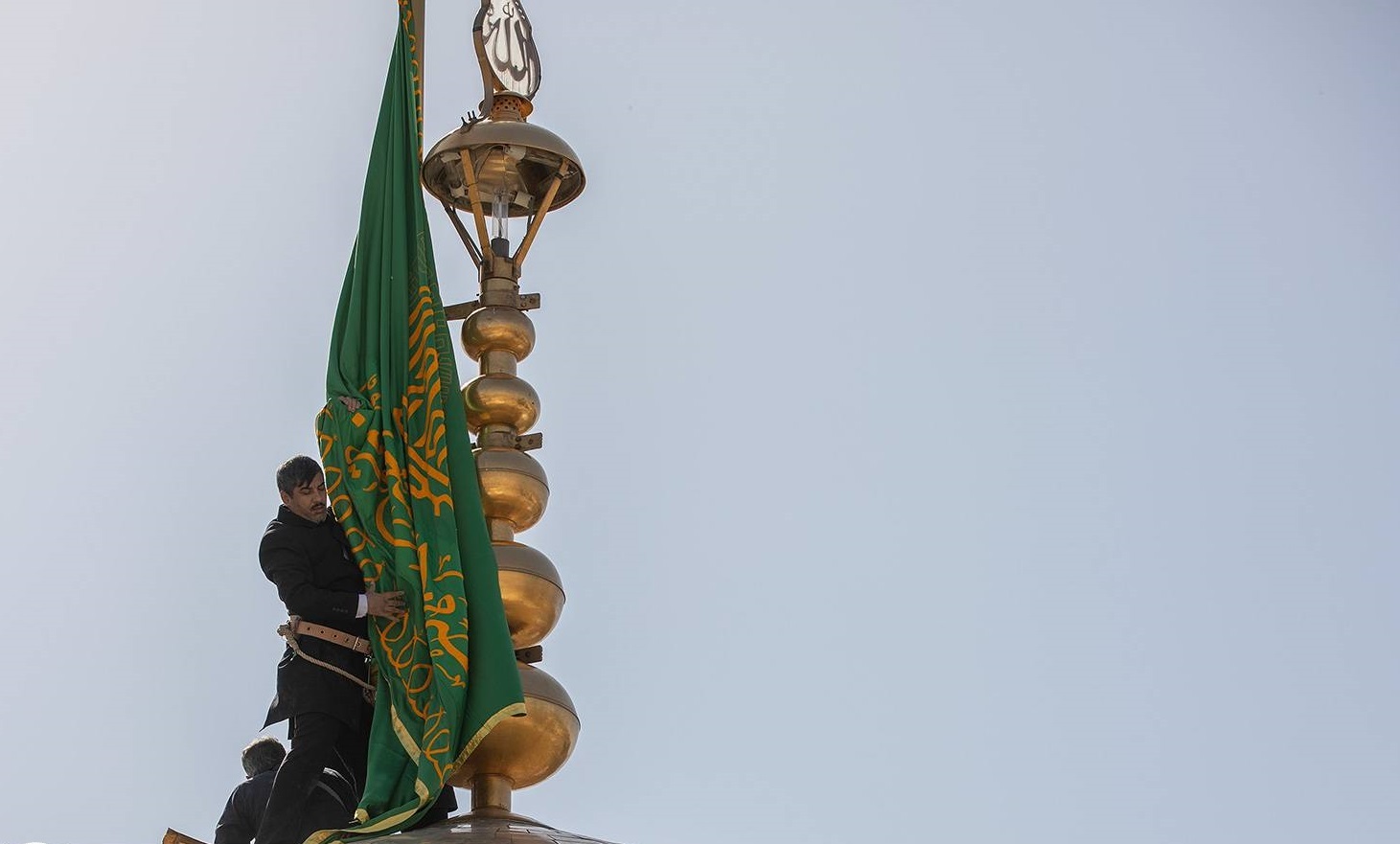 آیین تعویض پوش ضریح و پرچم گنبد منور رضوی در سالروز میلاد امام مهربانی‌ها برگزار شد