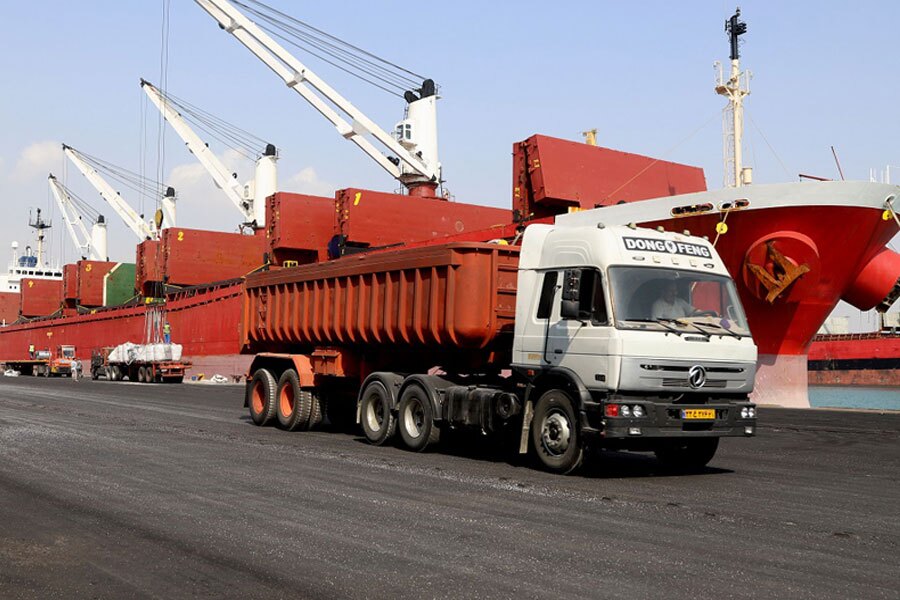 سیزدهمین کشتی کالای اساسی در بندر شهید رجایی پهلو گرفت