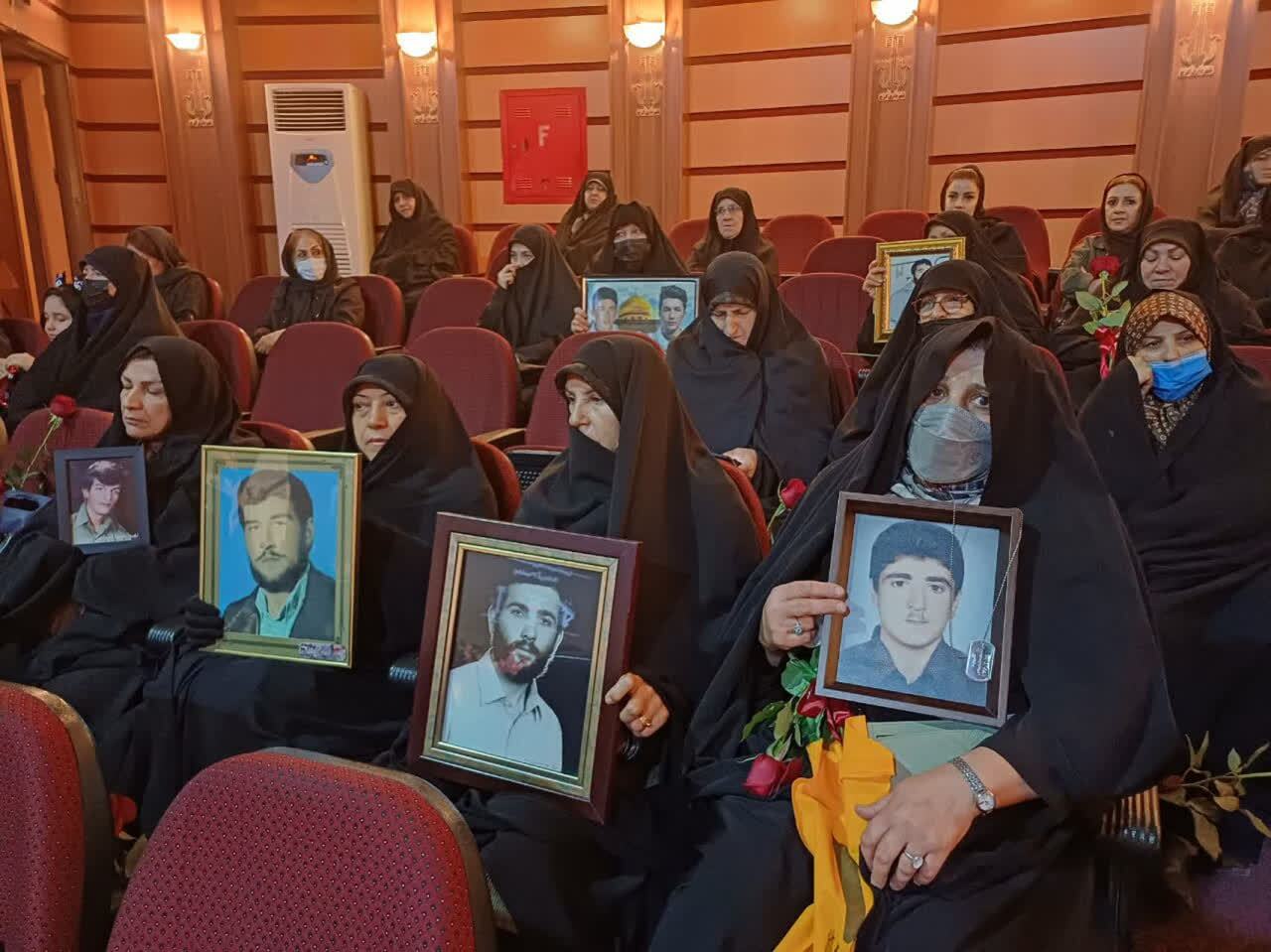 مادران و همسران شهدا ستون‌های پایداری این کشورند