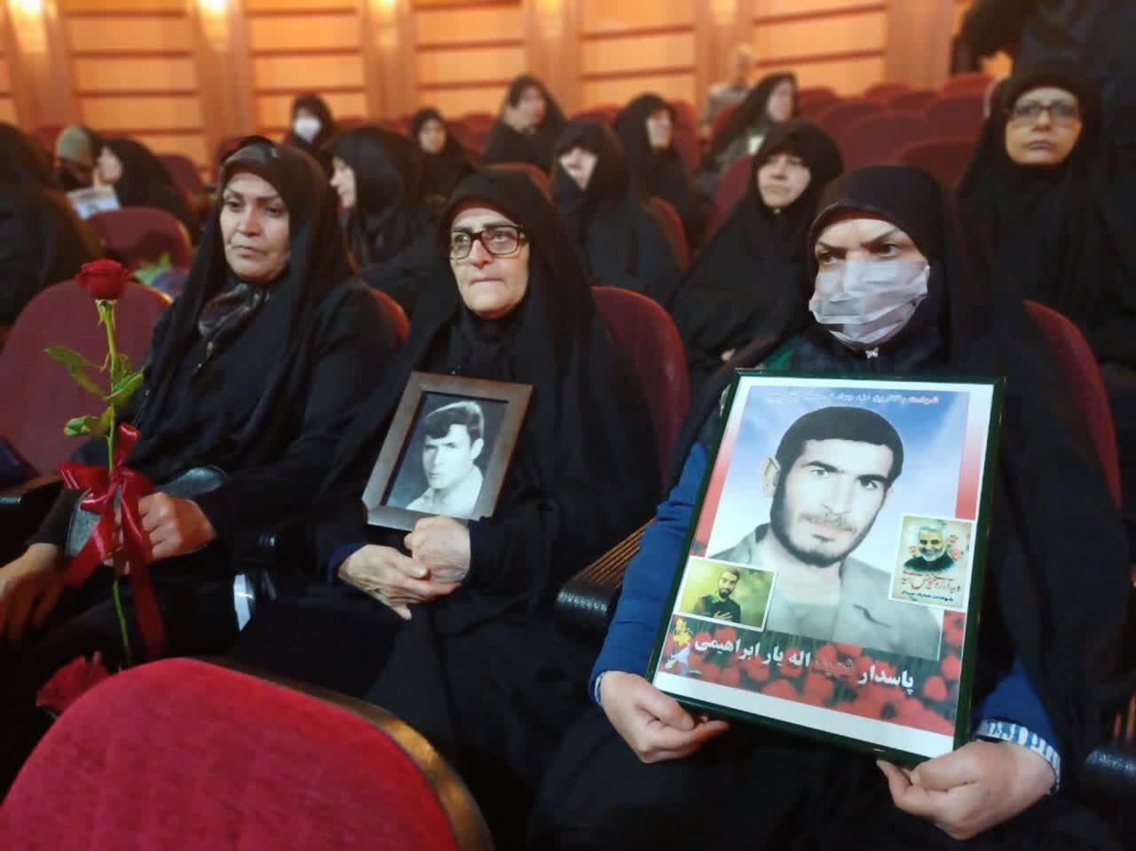 مادران و همسران شهدا ستون‌های پایداری این کشورند