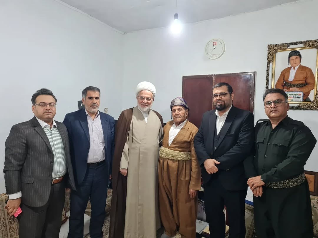 تجلیل نماینده ولیفقیه و مسئولان فرهنگی از هنرمند کردستانی/ آواز سیاوچمانه ماموستا کیمنهای برای نماینده رهبری + فیلم و تصاویر تجلیل نماینده ولیفقیه و مسئولان فرهنگی از هنرمند کردستانی/ آواز سیاوچمانه ماموستا کیمنهای برای نماینده رهبری + فیلم و تصاویر