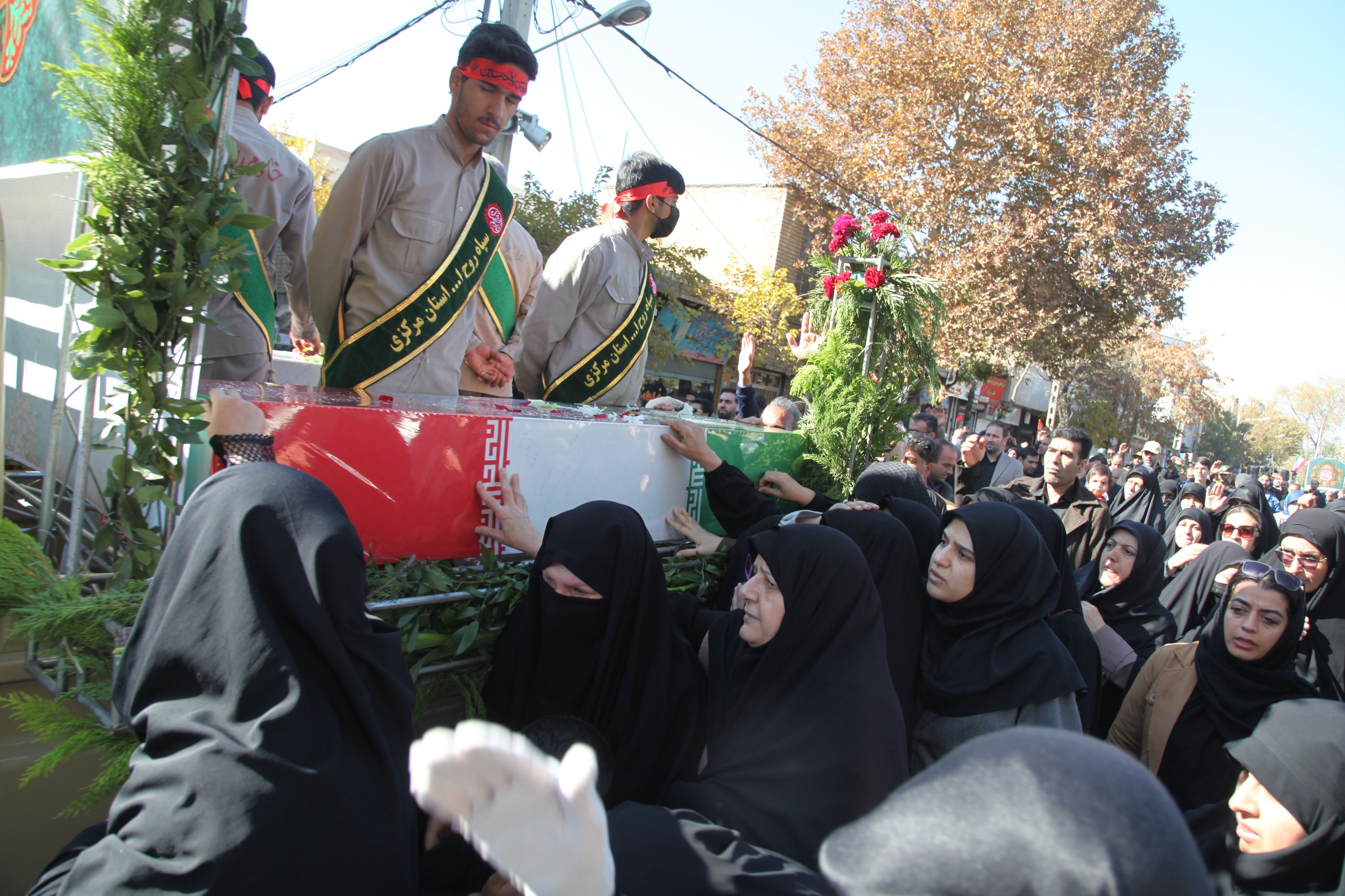 در سالروز شهادت حضرت فاطمه (س) پیکر شهدای گمنام میهمان مردم اراک در سالروز شهادت حضرت فاطمه (س) پیکر شهدای گمنام میهمان مردم اراک
